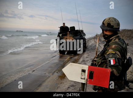 Forze francesi pratica uno sbarco durante un alligatore Bold 2012. Foto Stock