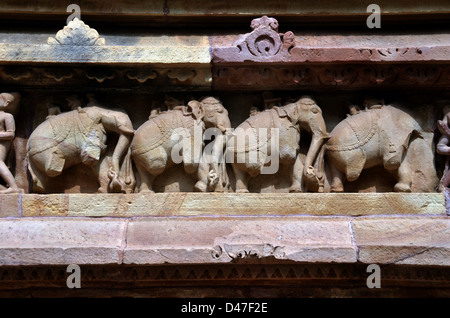 Decorazione su Lakshmana parete del tempio, Khajuraho ANNUNCIO 930-950 Foto Stock