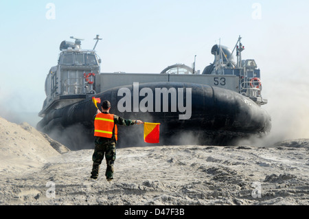 Un marinaio dirige una Landing Craft Air Cushion durante Bold Alligator 2012. Foto Stock