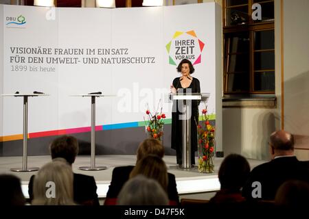 Berlino, Germania. Il 7 marzo 2013. Attrice e attivista per i diritti umani Bianca Jagger colloqui durante la fase di apertura della mostra "Ihrer Zeit voraus - Visionaere Frauen im Einsatz für den Umwelt- und Naturschutz 1899 bis heute" (lit: davanti a loro volta visionario - le donne che lavorano per l'ambiente e della protezione della natura dal 1899 fino ad oggi) presso il Ministero dell'ambiente a Berlino, Germania, 07 marzo 2013. La mostra è aperta dal 15 marzo fino al 12 aprile 2013 presso il ministero il centro visitatori. Foto: EMILY WABITSCH/dpa/Alamy Live News Foto Stock