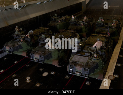 I veicoli d'assalto anfibio (AAV) si preparano a partire dal ponte di pozzo della USS Wasp. Questi veicoli sono essenziali per condurre assalti anfibi, consentendo ai Marines di lanciare operazioni da mare a riva, migliorando la mobilità militare e la prontezza durante gli schieramenti. Foto Stock