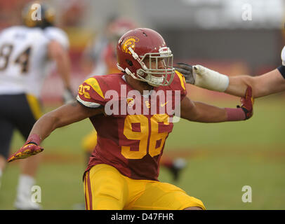 Sett. 22, 2012 - Los Angeles, CA, Stati Uniti d'America - 22 settembre {anno} Los Angeles, CA..USC Trojans defensive lineman (96) Wes Horton durante il NCAA Football gioco tra la USC Trojans e la California Golden Bears al Colosseo in Los Angeles, California. L'USC Trojans sconfiggere la California Golden Bears 27-9..(Credito: Jose Marin / MarinMedia / Cal Sport Media) Foto Stock