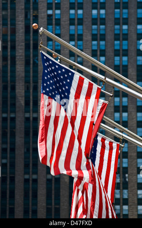 Bandierine americane appendere dall edificio per uffici in Park Avenue nel centro di Manhattan, New York City. Foto Stock