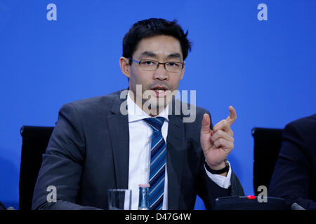 Berlino, Germania. Il 7 marzo 2013. Conferenza stampa dopo la riunione del Cancelliere tedesco Angela Merkel con i principali attori della transizione di energia. I rappresentanti delle imprese, i sindacati e le scienze hanno aderito alla riunione. Sulla foto: Philipp Rösler (FDP), Ministro federale dell'Economia e della tecnologia, durante la conferenza stampa. Foto Stock