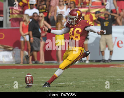 Sett. 22, 2012 - Los Angeles, CA, Stati Uniti d'America - 22 settembre {anno} Los Angeles, CA..USC Trojans luogo kicker (46) Craig McMahon durante il NCAA Football gioco tra la USC Trojans e la California Golden Bears al Colosseo in Los Angeles, California. L'USC Trojans sconfiggere la California Golden Bears 27-9..(Credito: Jose Marin / MarinMedia / Cal Sport Media) Foto Stock