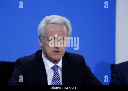 Berlino, Germania. Il 7 marzo 2013. Conferenza stampa dopo la riunione del Cancelliere tedesco Angela Merkel con i principali attori della transizione di energia. I rappresentanti delle imprese, i sindacati e le scienze hanno aderito alla riunione. Sull'immagine: il Ministro dei trasporti Peter Ramsauer raffigurato a Berlino in conferenza stampa. Foto Stock