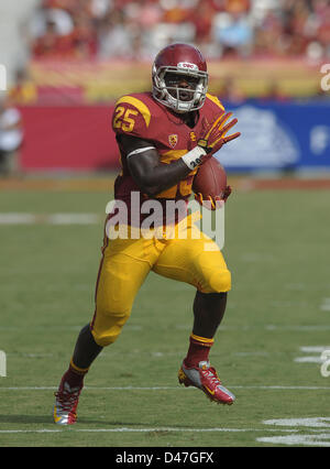 Sett. 22, 2012 - Los Angeles, CA, Stati Uniti d'America - 22 settembre {anno} Los Angeles, CA..USC Trojans running back (25) Sila Redd durante il NCAA Football gioco tra la USC Trojans e la California Golden Bears al Colosseo in Los Angeles, California. L'USC Trojans sconfiggere la California Golden Bears 27-9..(Credito: Jose Marin / MarinMedia / Cal Sport Media) Foto Stock