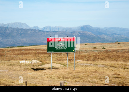 Terreni in vendita in Western Cape area dell Africa del sud Agenti di vendita segno bordo nel mezzo della campagna Foto Stock