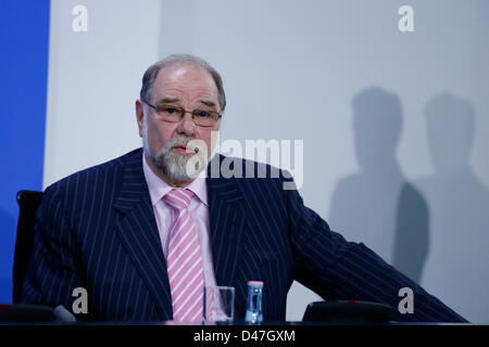 Berlino, Germania. Il 7 marzo 2013. Conferenza stampa dopo la riunione del Cancelliere tedesco Angela Merkel con i principali attori della transizione di energia. I rappresentanti delle imprese, i sindacati e le scienze hanno aderito alla riunione. Sulla foto: Hartmut Vogtmann, Presidente dell'Associazione tedesca per la natura e l'ambiente (DNR) durante la conferenza stampa. Foto Stock