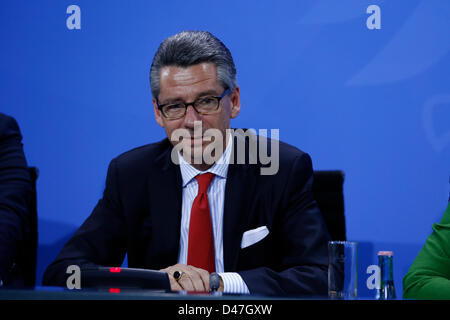 Berlino, Germania. Il 7 marzo 2013. Conferenza stampa dopo la riunione del Cancelliere tedesco Angela Merkel con i principali attori della transizione di energia. I rappresentanti delle imprese, i sindacati e le scienze hanno aderito alla riunione. Sulla foto: Ulrich Grillo, presidente della Federazione Industria tedesca Association (BDI) Foto Stock