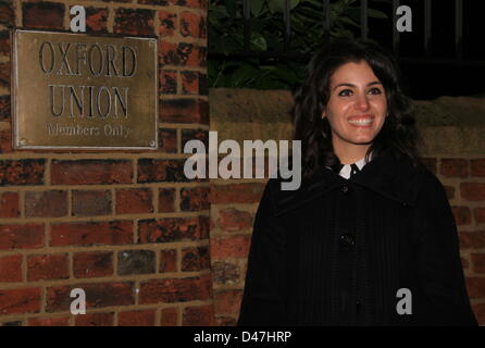 Oxford, Regno Unito il 7 marzo 2013. Katie Melua, una residenza georgiana-nato il cantante britannico, compositore e musicista arriva alla porta della più antica società discussione per affrontare i suoi membri. Credito: Pete Lusabia/Alamy Live News Foto Stock