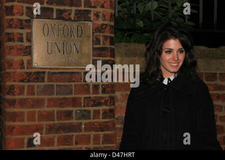 Oxford, Regno Unito il 7 marzo 2013. Katie Melua, una residenza georgiana-nato il cantante britannico, compositore e musicista arriva alla porta della più antica società discussione per affrontare i suoi membri. Credito: Pete Lusabia/Alamy Live News Foto Stock