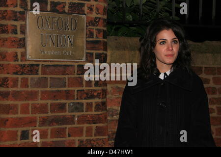 Oxford, Regno Unito il 7 marzo 2013. Katie Melua, una residenza georgiana-nato il cantante britannico, compositore e musicista arriva alla porta della più antica società discussione per affrontare i suoi membri. Credito: Pete Lusabia/Alamy Live News Foto Stock