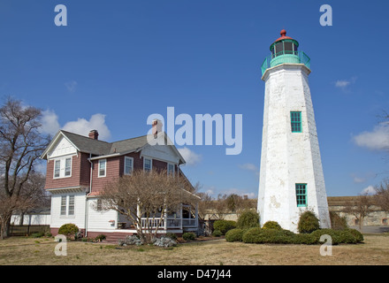 Il vecchio punto Comfort faro e custodi quarti a Fort Monroe vicino Phoebus, Virginia Foto Stock