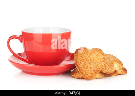 Red tazza da caffè a forma di cuore i cookie. Isolato su sfondo bianco Foto Stock