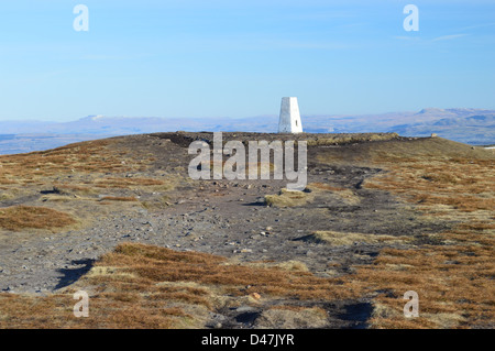 Il percorso che conduce alla vetta Trig punto sulla collina Pendle guardando verso Ingleborough & Pen-y-Ghent in Yorkshire Dales Foto Stock