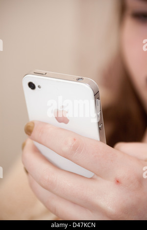 Ragazza con iPhone 4S bianco Foto Stock