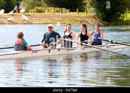 Miscelati coxed quattro fuori su una fila di formazione - allenatore è in corsa sedile. Foto Stock