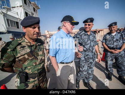 Il SECNAV osserva i marinai e Marines conducendo visita, scheda, ricerca e sequestro di formazione. Foto Stock