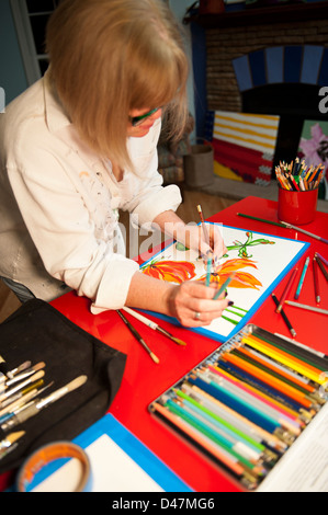 Artista in studio a lavorare su un bel pezzo di arte Foto Stock