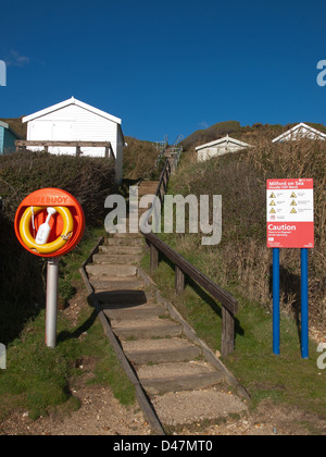 A pochi passi dalla spiaggia alla scogliera Barton sul mare Inghilterra Hampshire REGNO UNITO Foto Stock