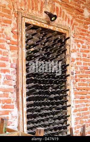 Vecchie bottiglie di vino a sinistra in una nicchia sulla parete Foto Stock