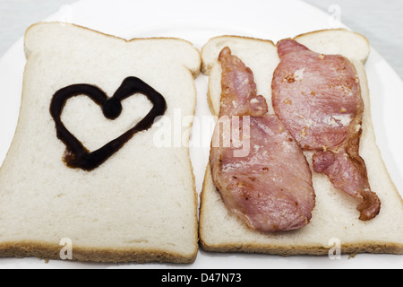 Aprire il bacon sandwich e Salsa Bruna cuore Foto Stock