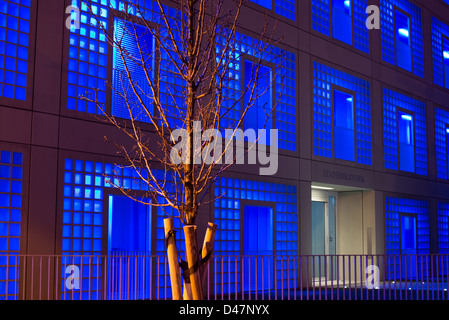 Il nuovo comunale biblioteca pubblica a Stoccarda in Germania di notte il 05 marzo 2013. La biblioteca contemporanea è stato progettato da Kore Foto Stock