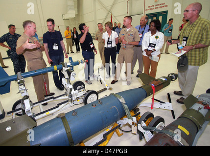 L'istruzione Navale e Comandante di formazione discute con membri del giunto civile conferenza di orientamento come gli studenti a naval air Technical training center sono insegnato. Foto Stock