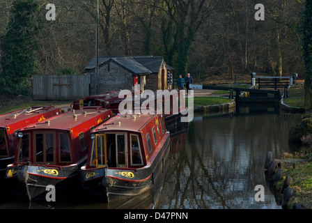 Bacino del canale e narrowboats a Llangynidr, sul Monmouthshire e Brecon Canal, Powys, Mid-Wales, REGNO UNITO Foto Stock