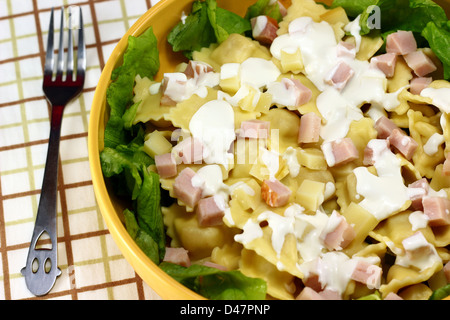 Insalata di pasta fatta da ravioli, prosciutto, la maionese e lattuga Foto Stock