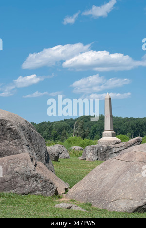 Devil's Den rocce al campo di battaglia di Gettysburg con monumento moderno. Foto Stock
