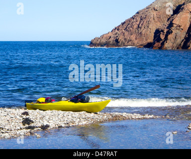 Kayak ben attrezzato e pronto per la spedizione, ancorato su di una spiaggia di Cape Breton, Nova Scotia, Canada Foto Stock