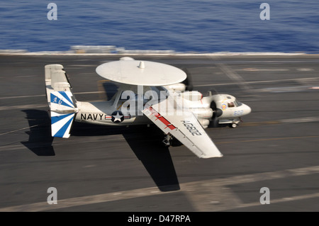 Un aereo atterra a bordo della USS Dwight D. Eisenhower. Foto Stock