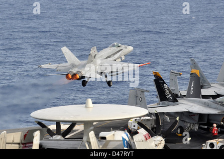 Un jet lancia dalla USS Dwight D. Eisenhower. Foto Stock