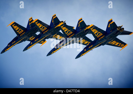 Lo squadrone dimostrativo della battaglia della Marina degli Stati Uniti, gli Angeli Blu, dimostrano le capacità di volo coreografate durante l'annuale Open House del Joint Service. Foto Stock