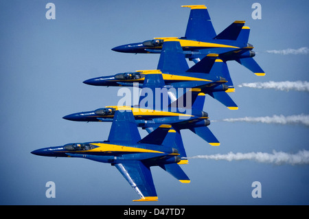 Lo squadrone dimostrativo della battaglia della Marina degli Stati Uniti, gli Angeli Blu, dimostrano le capacità di volo coreografate durante l'annuale Open House del Joint Service. Foto Stock