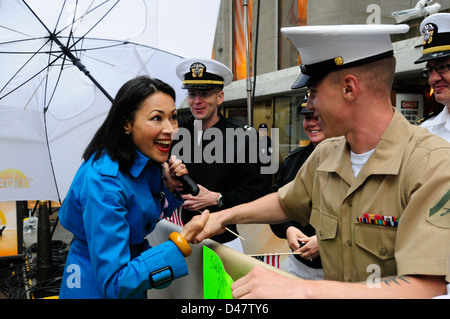 Ann Curry, presentatrice del Today Show, ringrazia un Marine per il suo servizio durante una registrazione dello spettacolo a New York, mostrando apprezzamento del pubblico per il servizio militare. Foto Stock