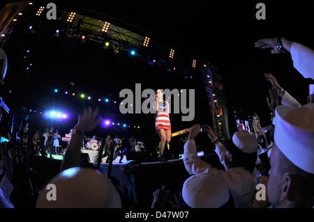 Cantante Katy Perry esegue per i membri del servizio durante un block party al Brooklyn Piers durante la settimana della flotta New York 2012. Foto Stock