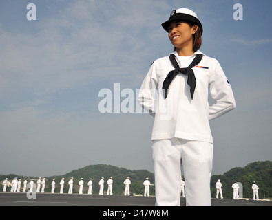 Un marinaio mans le rotaie a bordo della USS George Washington. Foto Stock