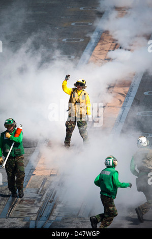 I marinai reimpostare la catapulta dopo il lancio di un F/A-18E Super Hornet. Foto Stock