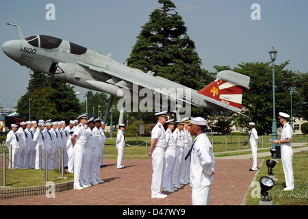 U.s navy marinai e la japan maritime Self Defence Force stand al resto parata durante l'ascolto di un discorso tenuto dal comandante di pattuglia e reconnaissance force 7 e 5a flotta. Foto Stock