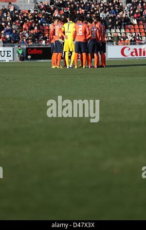 Omiya Ardija team group, Marzo 2, 2013 - Calcio : Omiya Ardija giocatori fanno un cerchio prima del 2013 J.League Division 1 corrispondenza tra Omiya Ardija 2-2 Shimizu S-impulso ad un NACK5 Stadium Omiya a Saitama, Giappone. (Foto di AFLO) Foto Stock