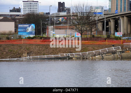 La subsidenza del Clyde marciapiede in Glasgow Foto Stock