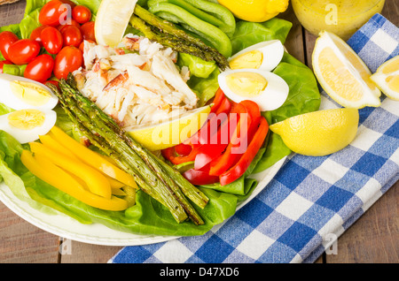 Fresca insalata di granchio con asparagi e limoni wand uovo Foto Stock