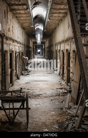 Blocco della cella della prigione in abbandonato cattiva condizione a vuoto e vecchio, stato orientale Penitenzieria, Philadelphia, PA, Stati Uniti d'America. Foto Stock