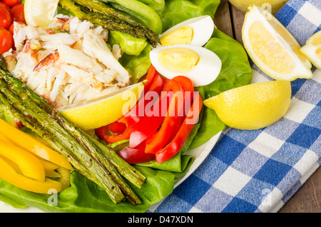 Fresca insalata di granchio con asparagi e limoni e peperoni rossi Foto Stock