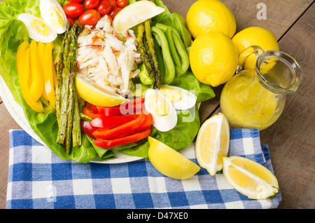 Fresca insalata di granchio con asparagi e limoni e peperoni colorati Foto Stock