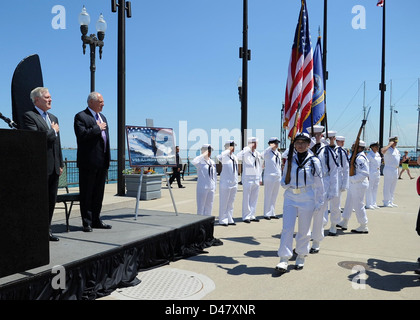 Il SECNAV e Illinois Gov. Pat Quinn rende onore durante la parata di colori in una cerimonia che celebra il nome del sottomarino di classe Virginia, USS Illinois. Foto Stock