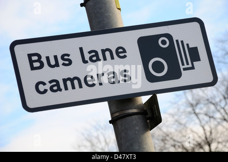 Strada un cartello di segnalazione del traffico per le telecamere in Glasgow, Scotland, Regno Unito, Europa Foto Stock